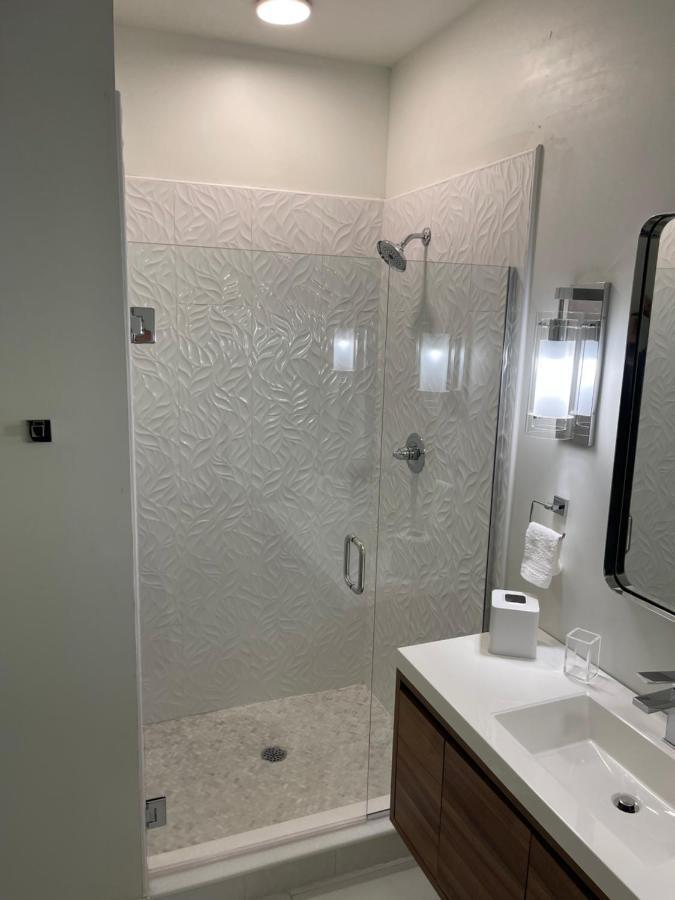 Lou-city Penthouse Suite! Savor Life With Hollyhock Apartment *