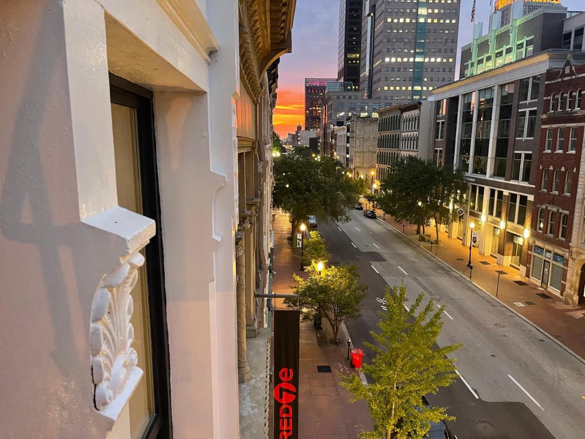 Lou-city Penthouse Suite! Savor Life With Hollyhock Apartment *
