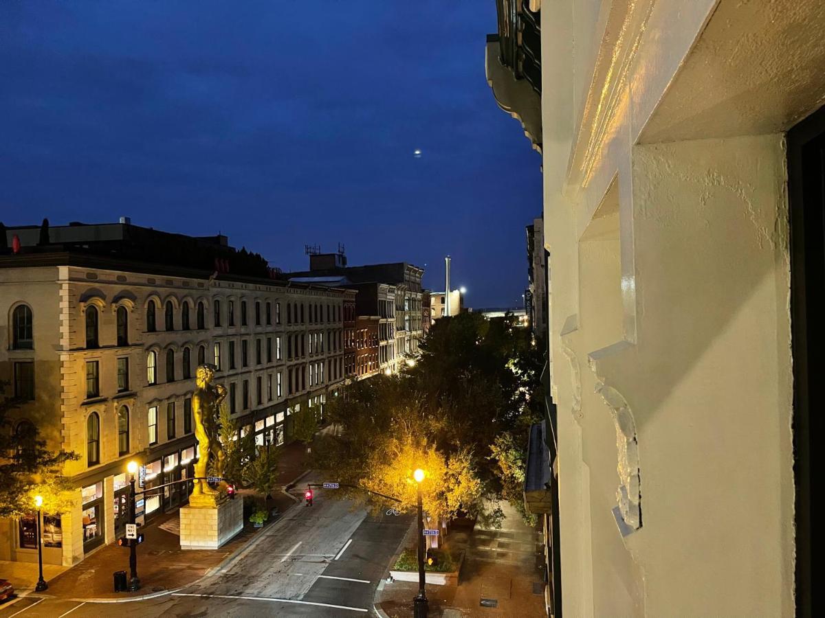 Lou-city Penthouse Suite! Savor Life With Hollyhock Apartment